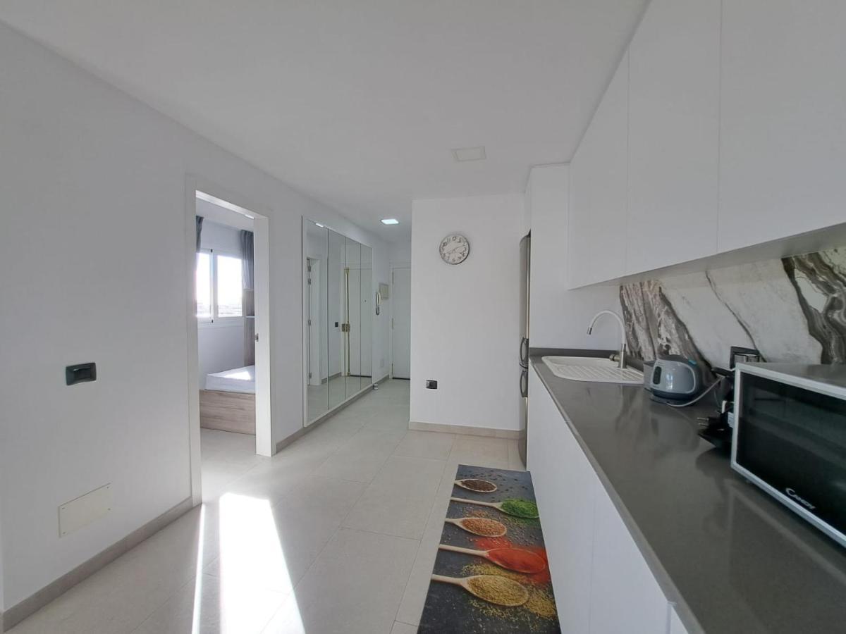 לוס כריסטיאנוס Newly Reformed 2 Bedroom Apartment In The Center Of Los Cristianos מראה חיצוני תמונה